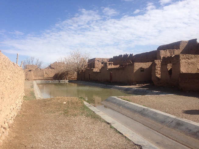 آب قناتی که در استخری جمع آوری می شود  تا باغات پشت این برج و بارو را آبیاری کند